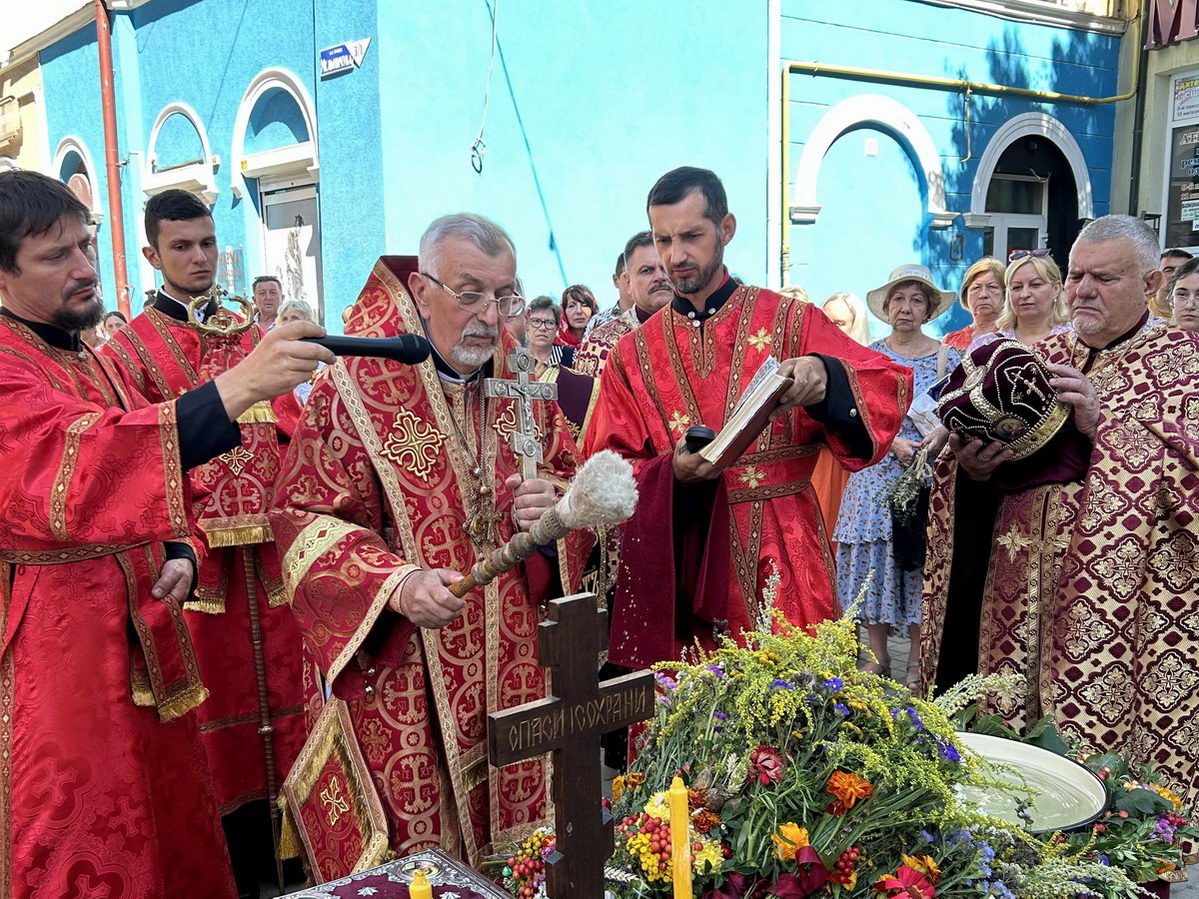 Божественна літургія в день свята Винесення чесних древ животворчого Хреста Господнього