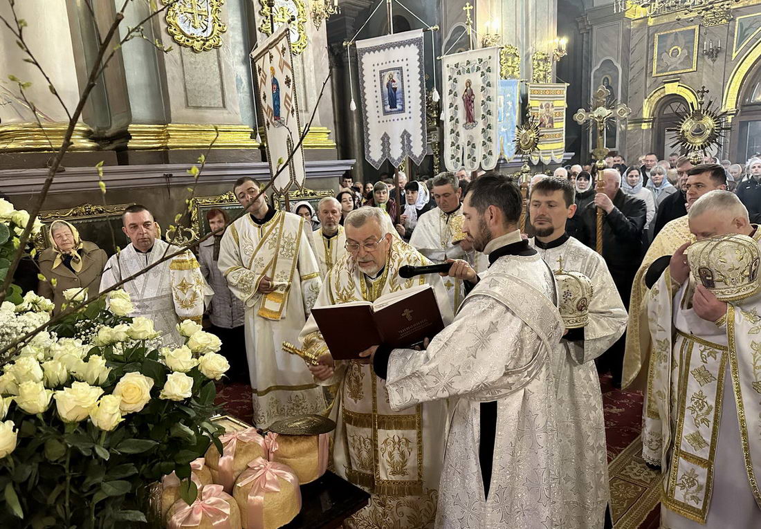Пасхальне богослужіння у Свято-покровському кафедральному соборі