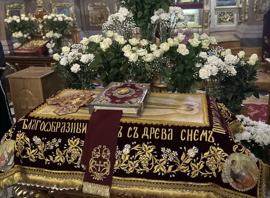 Митрополит Андрій звершив вечірню з чином виносу Плащаниці